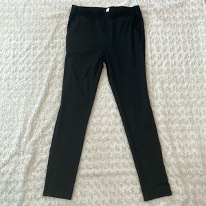 Size L polyester legging with front pockets. Never worn.